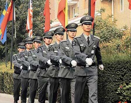 在小區(qū)門口發(fā)生搶劫事件時(shí)，物業(yè)保安是否負(fù)有相關(guān)責(zé)任